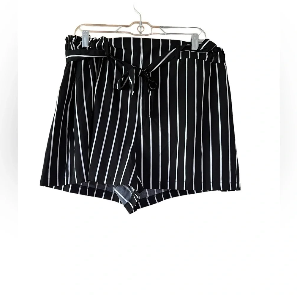FAVLUX‎ Black White Pinstripe Tie-Waist High Rise Shorts Size 2X